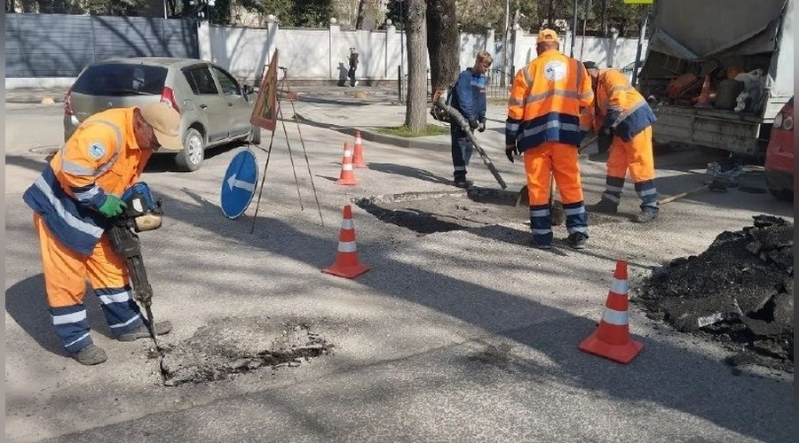 В Симферополе продолжают обновлять дороги В Симферополе продолжают обновлять дороги