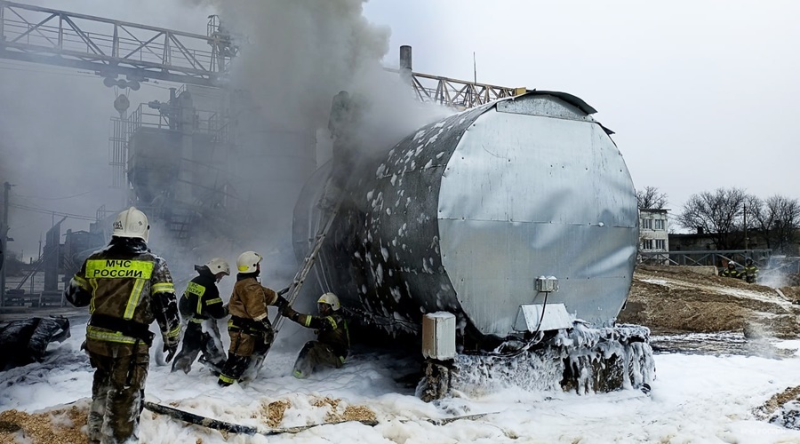 Цистерна с мазутом сгорела на заводе ЖБИ в Феодосии