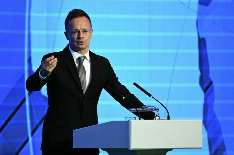 Сийярто и Сикорский устроили перепалку из-за активов России Сийярто и Сикорский устроили перепалку из-за активов России