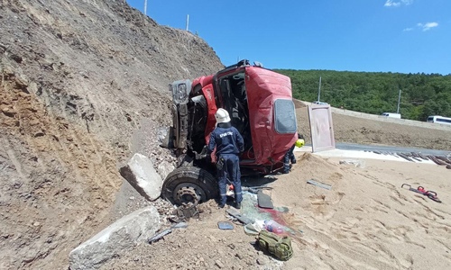 КАМАЗ с песком не вошел в поворот под Алуштой