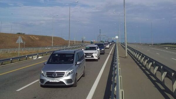 Многокилометровая пробка в Крым: названа причина затора на Крымском мосту