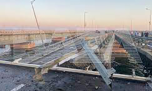 Машина, разбившаяся на Крымском мосту, врезалась в сместившееся полотно дороги