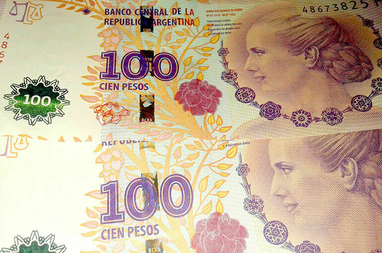Аргентина вдвое девальвирует песо и существенно сократит госрасходы