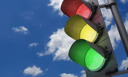 На трассе «Симферополь-Алушта» обнаружен творящий опасности светофор