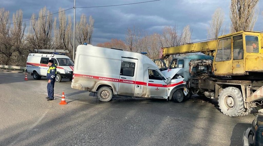 Автокран спровоцировал ДТП со «скорой» в Белогорске, трое пострадавших