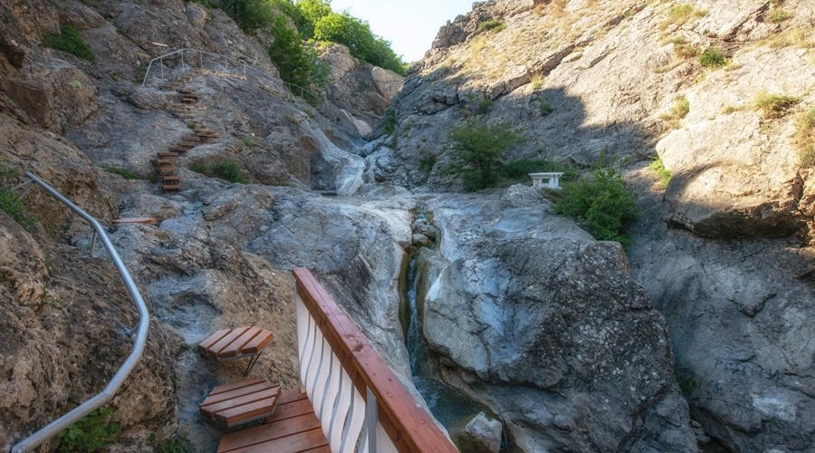 Обновленный туристический маршрут на Арпатских водопадах в Крыму открыт при поддержке РНКБ