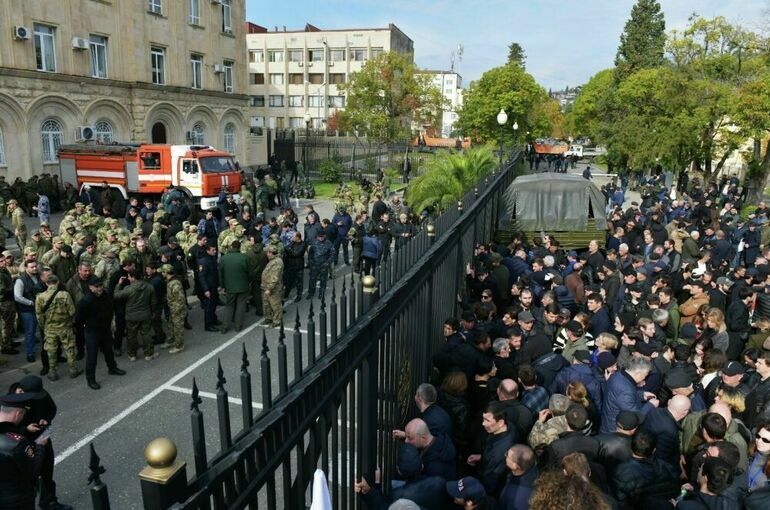 Власти Абхазии после протестов решили отказаться от соглашения с Россией