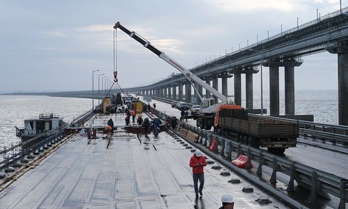 Власти Крыма уверены - пролеты моста поставят на место в кратчайшие сроки