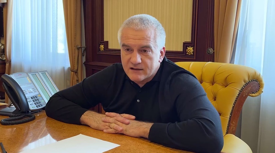 Аксенов попросил местных депутатов объявить выговоры всем главам администраций Аксенов попросил местных депутатов объявить выговоры всем главам администраций