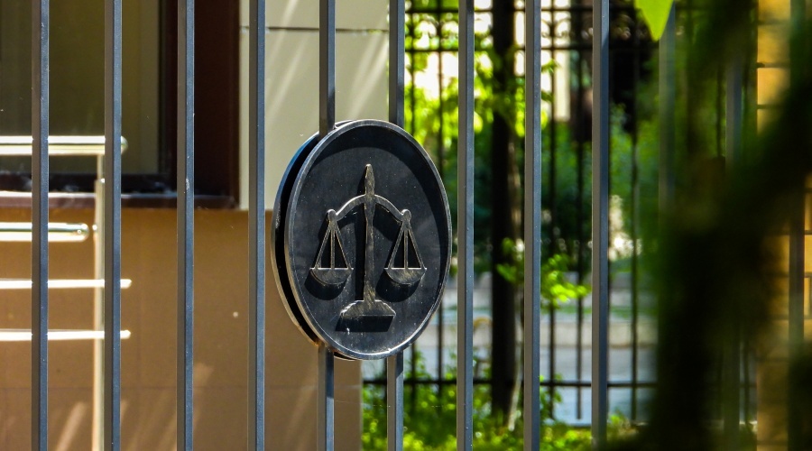 Двое экс-полицейских в Севастополе осуждены за махинации с недвижимостью пожилых людей