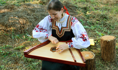 В День Крещения Руси любого за два часа научат играть на гуслях