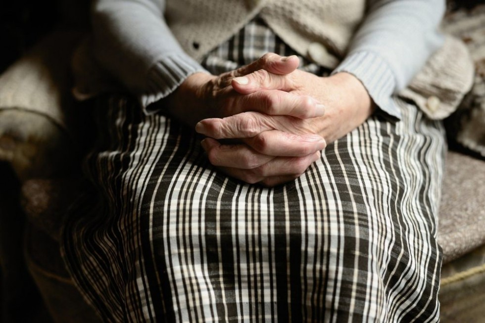 Крымчанка выгнала 82-летнюю мать из квартиры