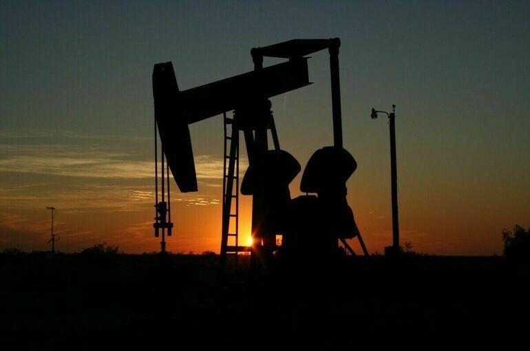 Цена барреля нефти Brent упала ниже 74 долларов впервые с 29 июня