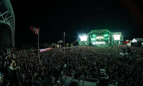 Шаман вышел на сцену при поддержке ОМОНа Шаман вышел на сцену при поддержке ОМОНа