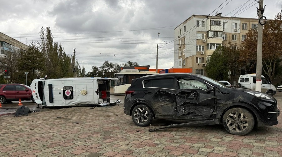 Пять человек пострадали в «скорой» при столкновении с легковушкой в Керчи