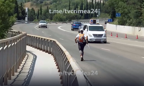 Не спавший трое суток человек бежит по автомобильным дорогам Крыма