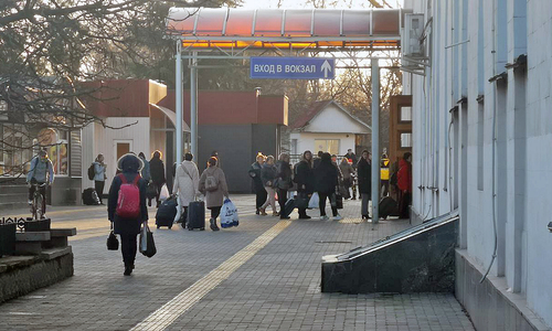 Перед входом на ж/д-вокзал Симферополя очереди