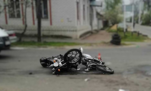 Водитель на мотоцикле без прав врезался в мопед и сбежал