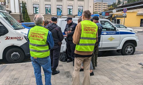 Бездомные в Ялте приносят пользу плетением сетей