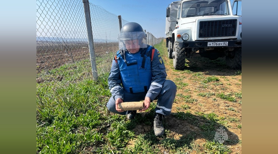 Пиротехники МЧС уничтожили минометную мину и артиллерийский снаряд в Бахчисарайском районе Пиротехники МЧС уничтожили минометную мину и артиллерийский снаряд в Бахчисарайском районе