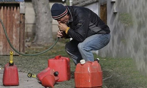 Топливо в Крыму продолжают отпускать по талонам