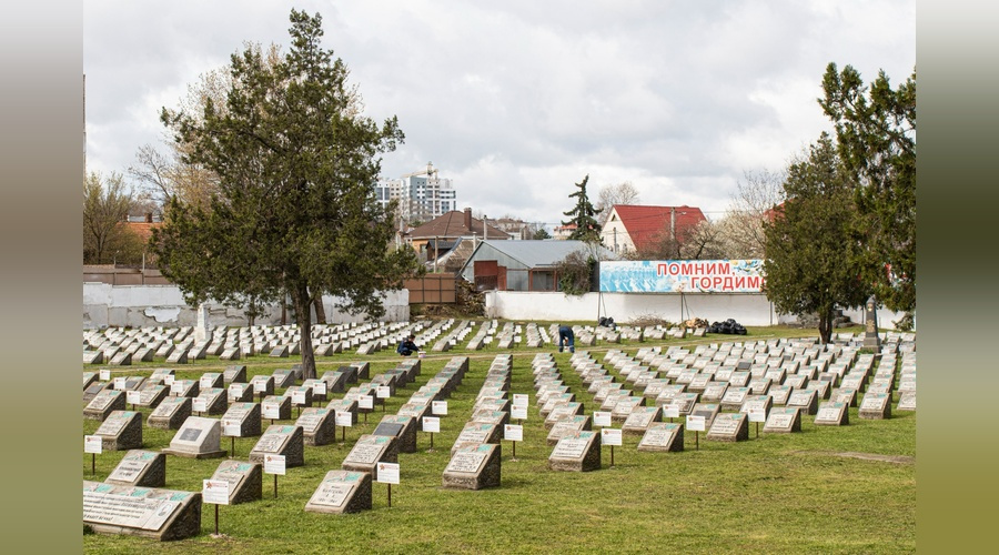 В Симферополе приводят в порядок воинский мемориал к годовщине освобождения города В Симферополе приводят в порядок воинский мемориал к годовщине освобождения города