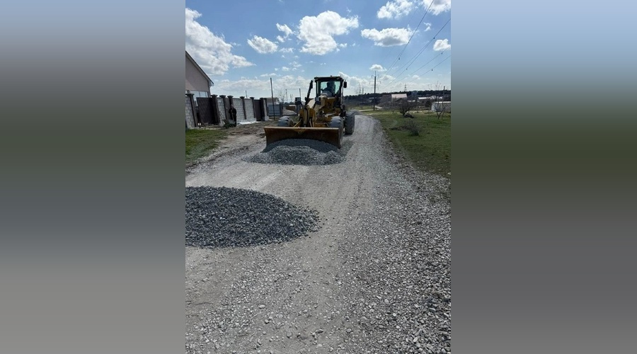 Более тысячи километров дорог уже восстановили крымские дорожники Более тысячи километров дорог уже восстановили крымские дорожники