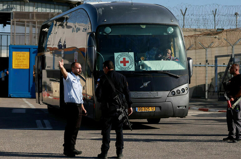 ХАМАС передало 13 израильских заложников сотрудникам Красного Креста