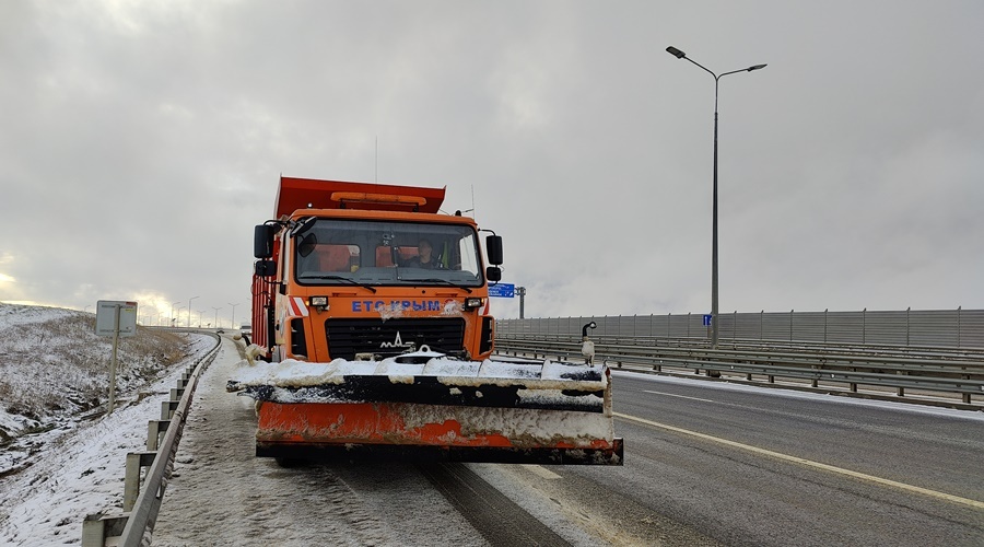 Дорожники круглосуточно дежурят на «Тавриде» из-за снегопадов
