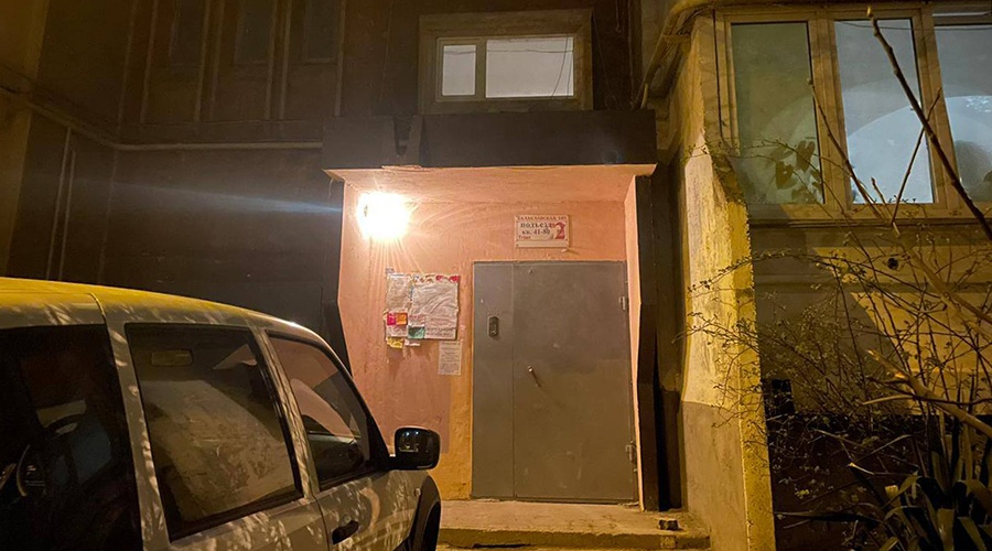 Восьмилетняя девочка выпала из окна седьмого этажа в Симферополе и выжила