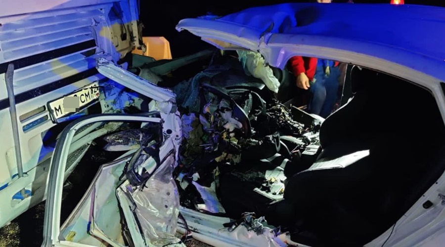 Водитель легковушки погиб в Крыму при лобовом столкновении с грузовиком
