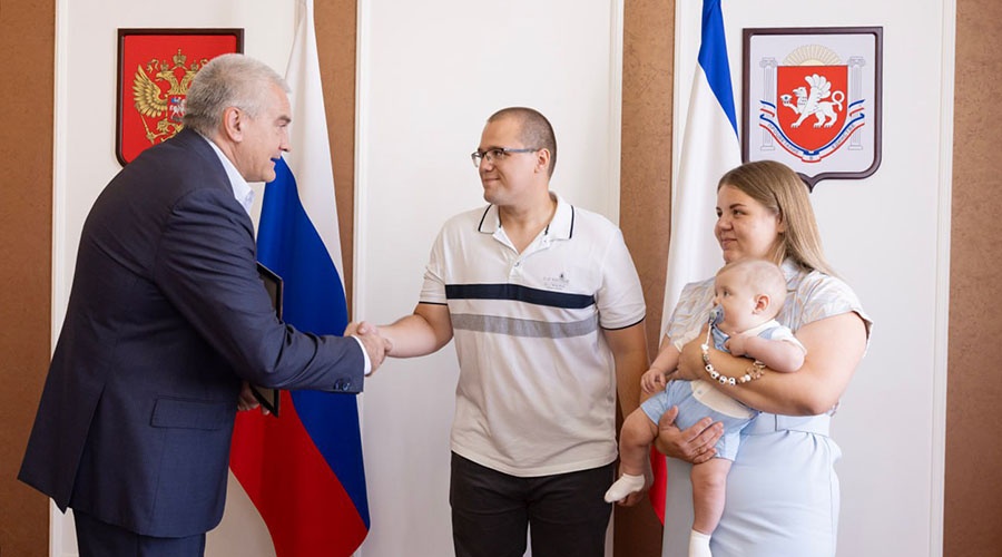 Первая студенческая семья в Крыму получила выплату в 1 млн руб на ребенка Первая студенческая семья в Крыму получила выплату в 1 млн руб на ребенка