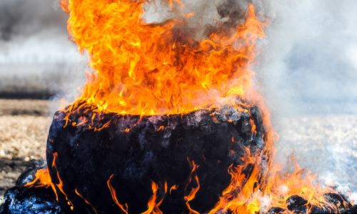 В Симферополе в подъезде многоквартирного дома загорелись автопокрышки