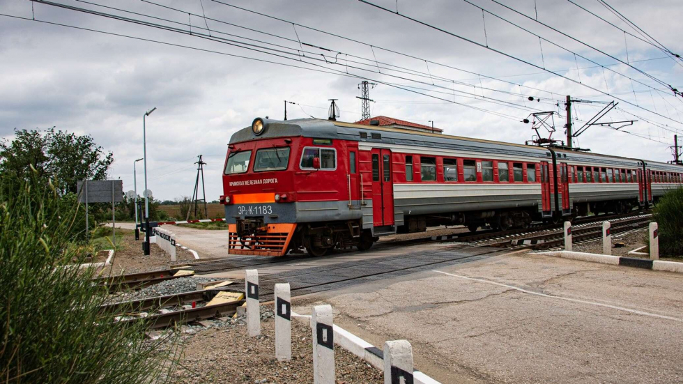 Пригородный поезд Анапа – Керчь задерживается из-за инцидента на мосту