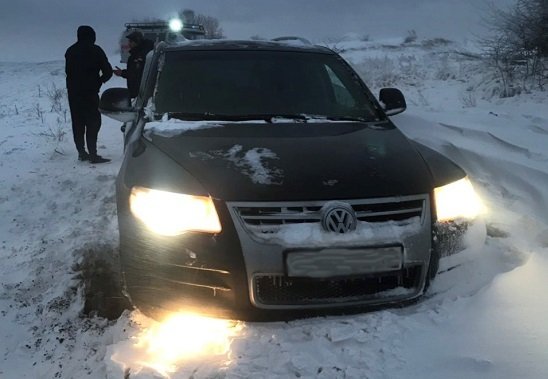В снежном плену: спасатели вытащили из заносов иномарку с ребенком и ГАЗель