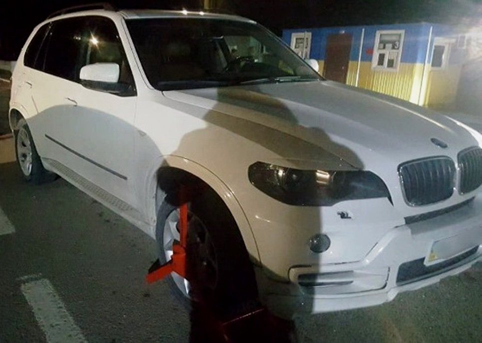Львовянин пытался вывезти из Крыма BMW X5 из базы Интерпола