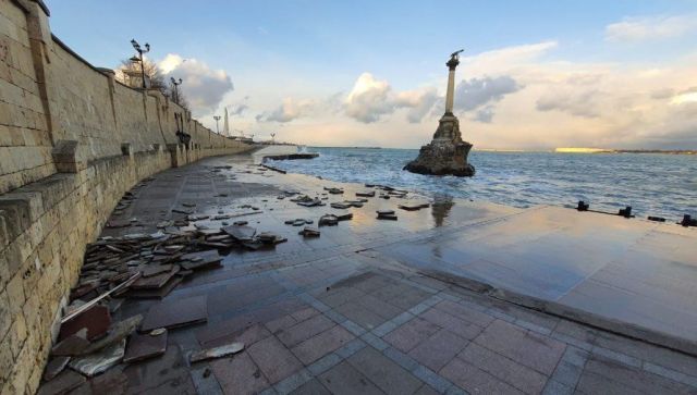 В Севастополе штормом смыло сотню квадратных метров плитки – фото