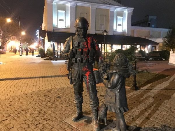Памятник «Вежливым людям» в Симферополе осквернил украинец – источник