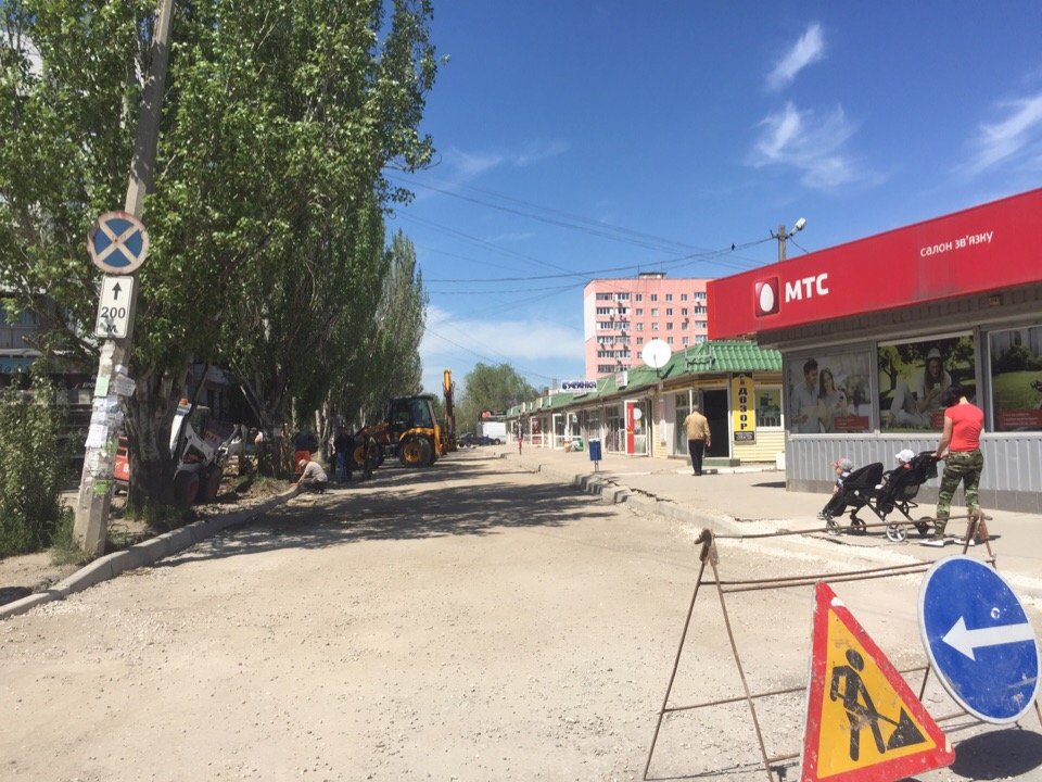 В Феодосии на ул. Тамбовской ремонтируют дорожное покрытие