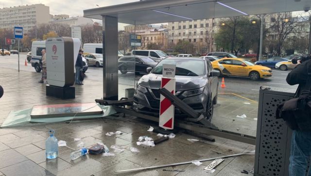 Девушка въехала в остановку в центре Москвы: три человека пострадали