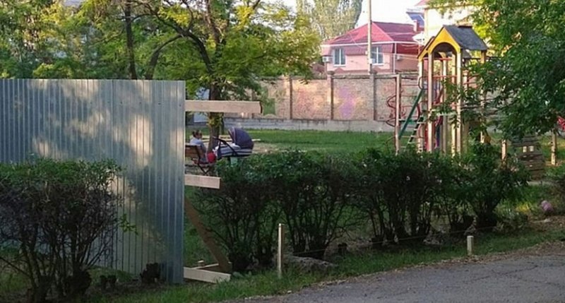 Феодосийцы добились возврата городу части сквера у школы №13
