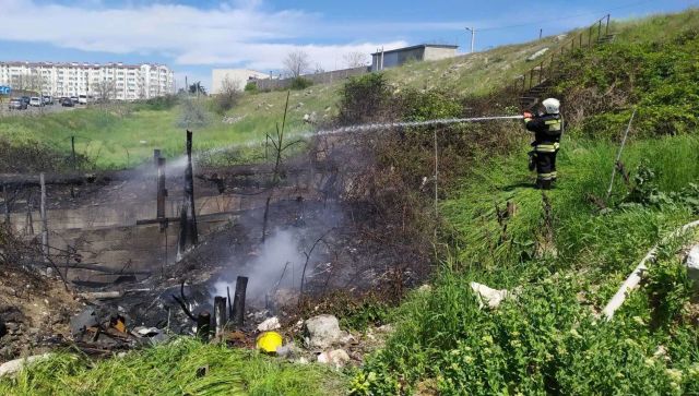 В Севастополе потушили пожар возле Камышового шоссе