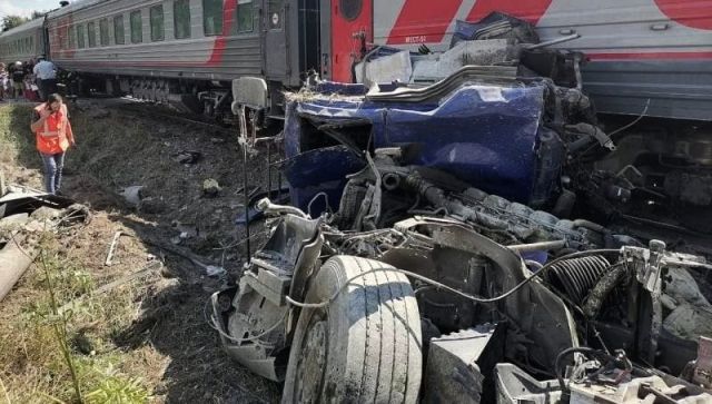 Под Калугой бетоновоз столкнулся с поездом «Ейск-Москва»: есть жертвы