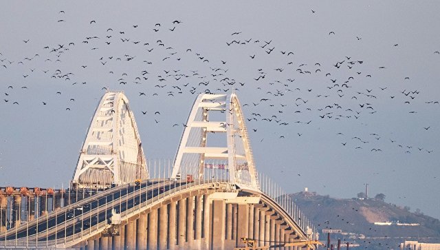 На Крымском мосту столкнулись грузовик и легковушка: пострадали два человека