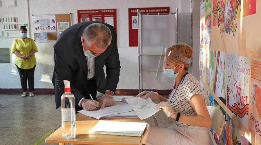 Аксёнов проголосовал за возможность переизбрания Путина президентом России