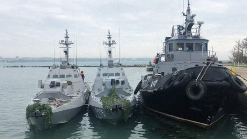 Задержанные в Керченском проливе военные корабли передадут Украине в нейтральных водах