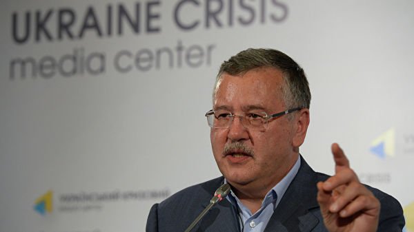 Экс-министра обороны Украины вызвали на допрос в СБУ из-за Крыма
