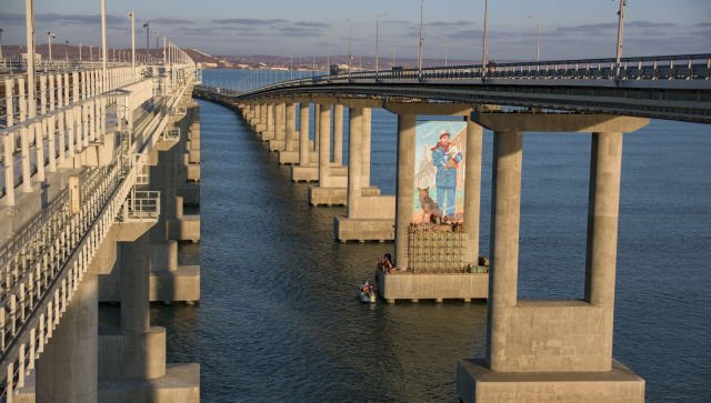Четверо в лодке были спасены из-под Крымского моста