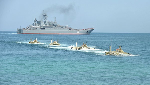Уничтожить лагерь «боевиков»: учения бойцов ВДВ и кораблей ЧФ в Крыму