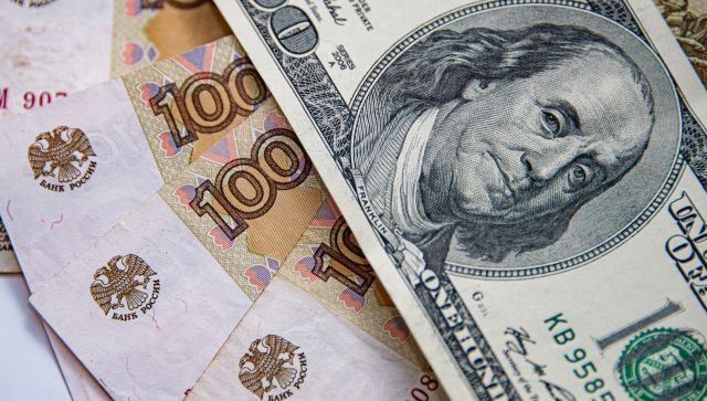 Рубль начал укрепляться на фоне доллара и евро